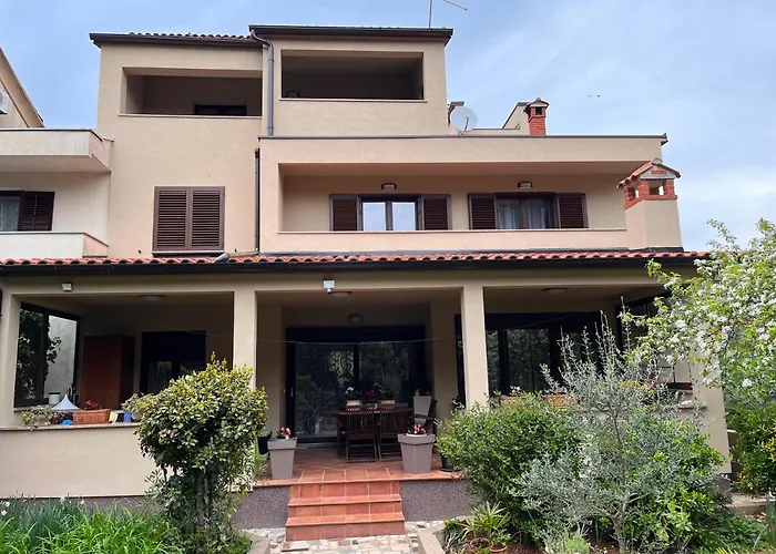 Quiet Apartment-free Parking Ρόβινι