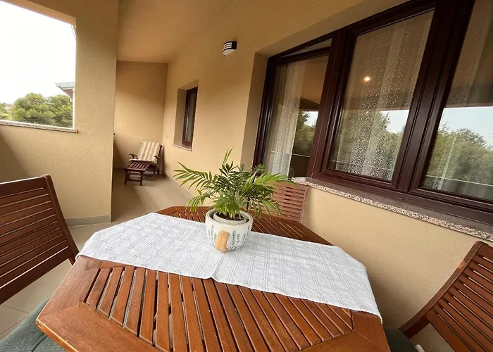 Quiet Apartment-free Parking Ρόβινι