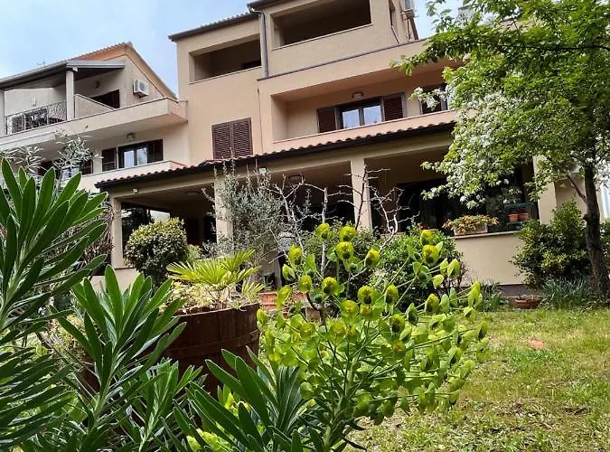 Quiet Apartment-free Parking