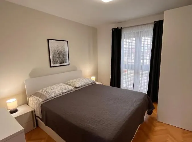 Quiet Apartment-free Parking Ρόβινι