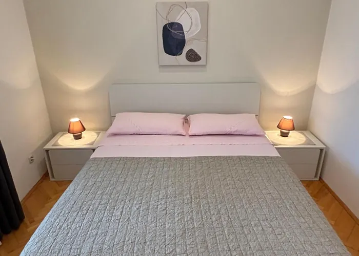Quiet Apartment-free Parking *