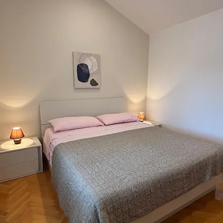 Апартаменты Quiet Apartment-free Parking *