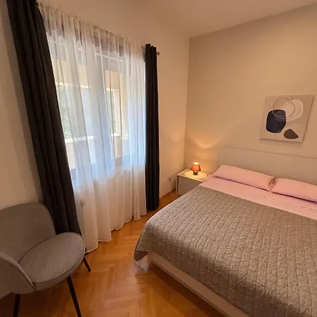 Апартаменты Quiet Apartment-free Parking